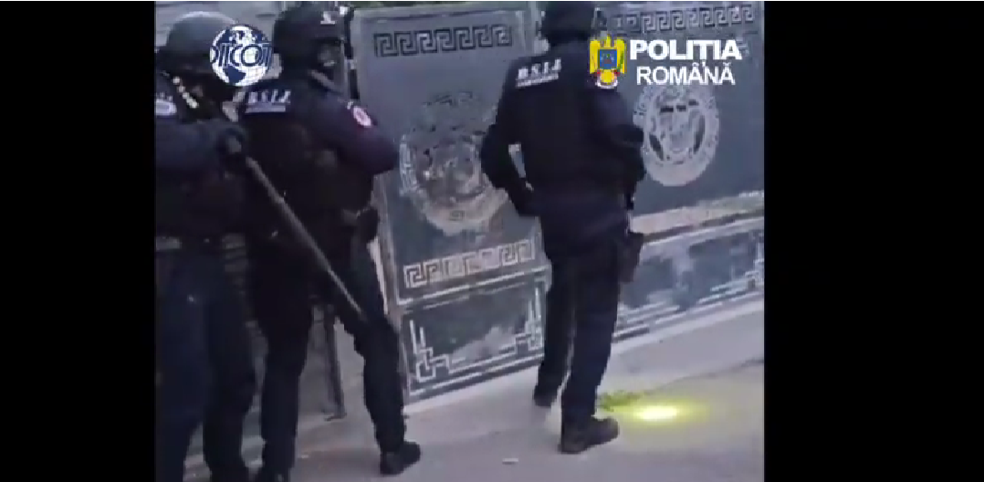 VIDEO. Percheziții de amploare în Slatina. Grup infracțional suspectat de trafic de persoane, cămătărie și șantaj, destructurat de DIICOT