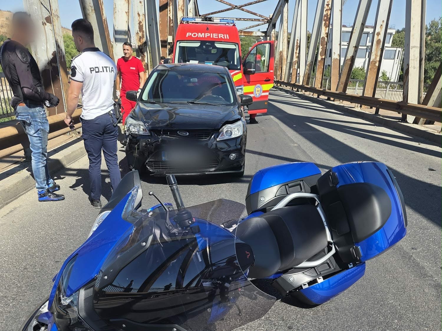 Accident pe podul Olt, între un autoturism și o motocicletă. Șoferul vinovat, amendat cu 865 de lei