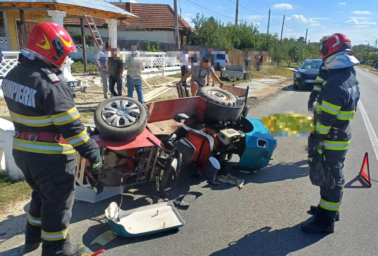 Accident grav, în Argeş. O persoană decedată, iar alte trei rănite după ce un autoturism a intrat într-un motocultor