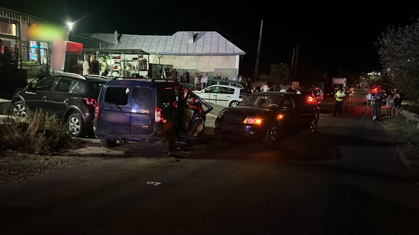 Accident cu trei autoturisme implicate în Olt, la Perieţi, seara trecută. Un copil şi o femeie transportaţi la spital