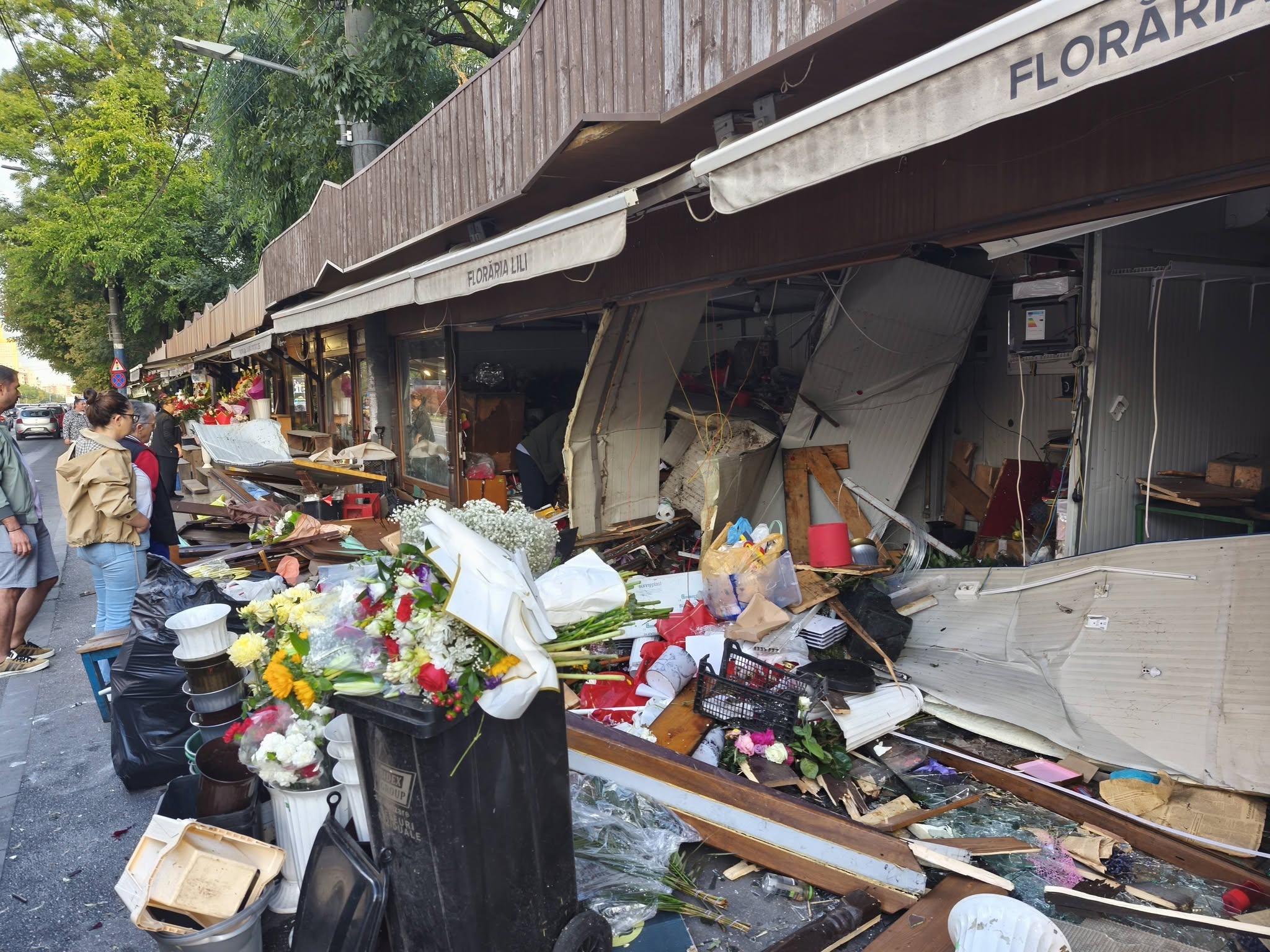 Impact violent la florăriile de pe Calea București, din Craiova. Un tânăr de 19 ani a distrus trei chioșcuri