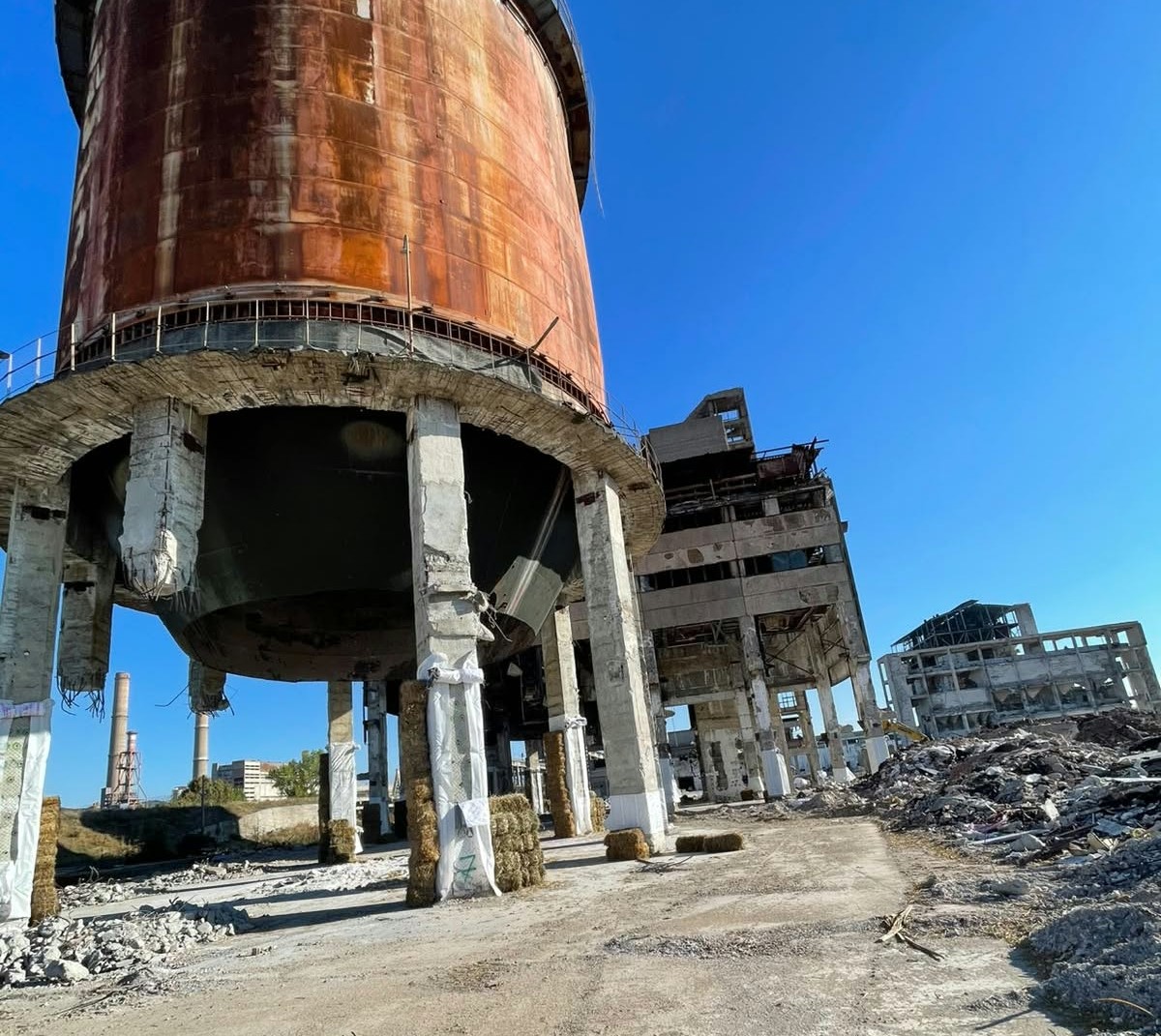 Lucrări de demolare cu materiale explozive în incinta fostei Uzine de Sodă Govora Lucrări de demolare cu materiale explozive în incinta fostei Uzine de Sodă Govora