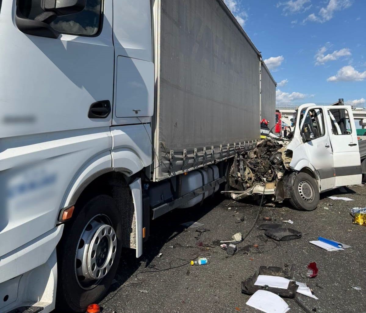Circulație blocată pe DEx12 Craiova–Pitești, după un accident. Sunt implicate o autoutilitară și un autotren