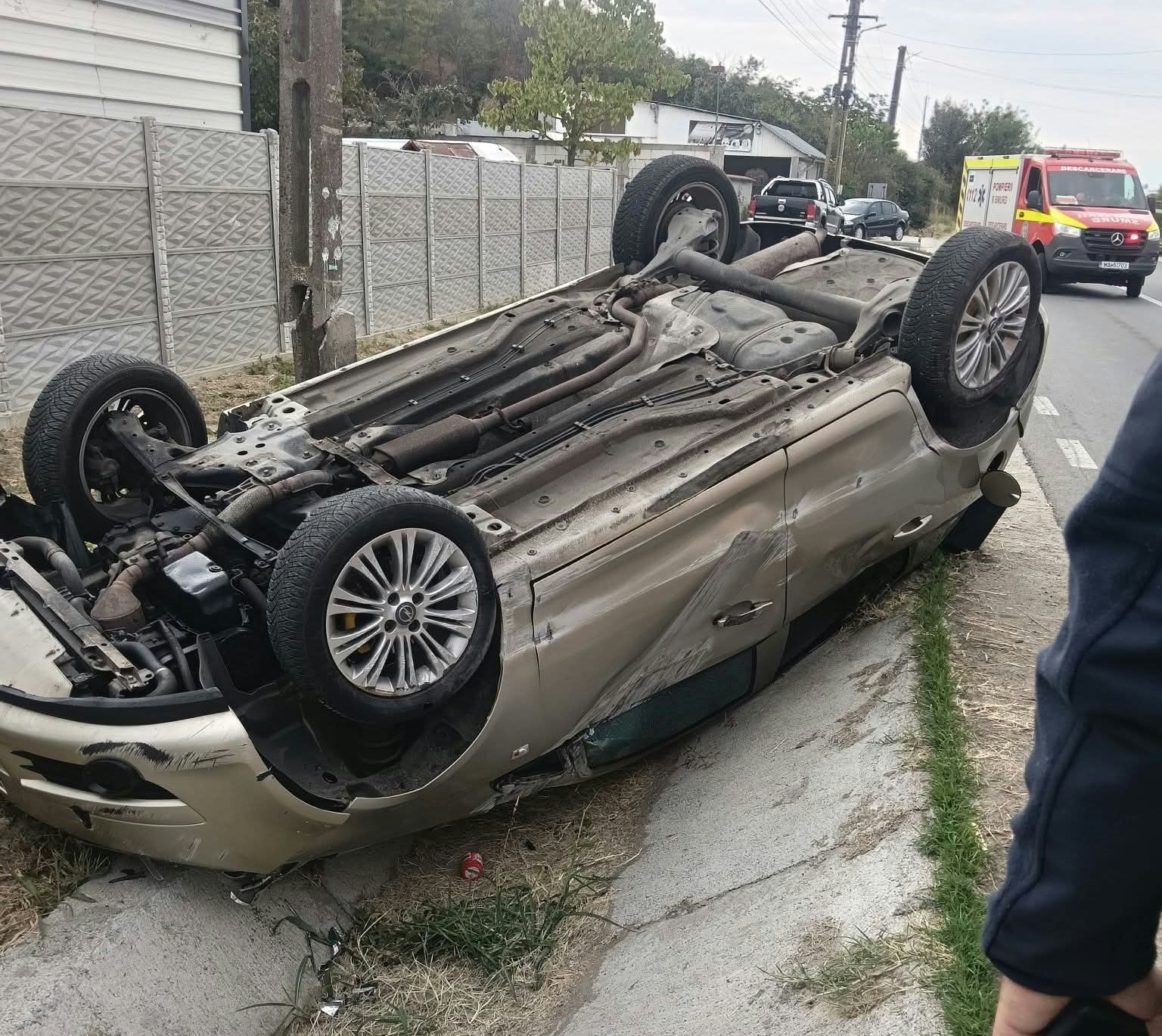 Accident la Teslui. O șoferiță de 43 de ani s-a răsturnat cu mașina Accident la Teslui. O șoferiță de 43 de ani s-a răsturnat cu mașina