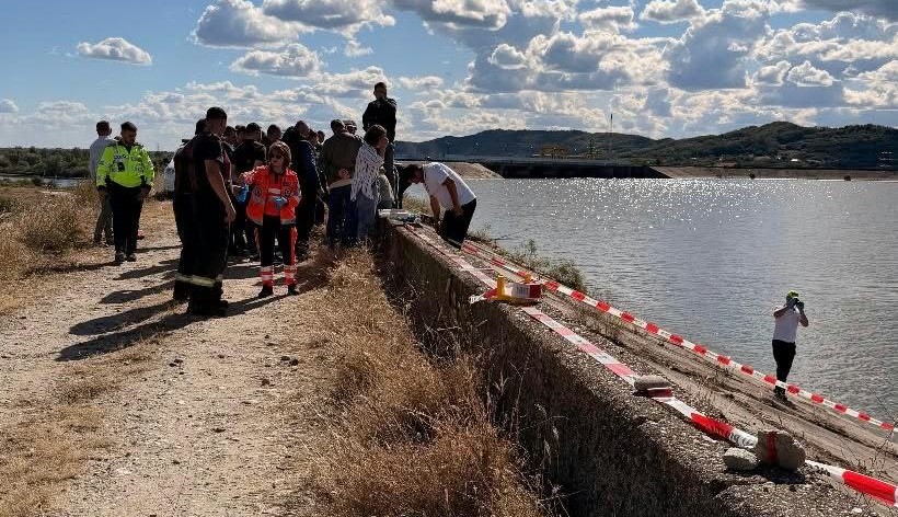 Noi detalii în cazul tinerei găsite fără viaţă într-un bagaj care plutea pe Olt. Iubitul acesteia ar fi părăsit ţara Noi detalii în cazul tinerei găsite fără viaţă într-un bagaj care plutea pe Olt. Iubitul acesteia ar fi părăsit ţara