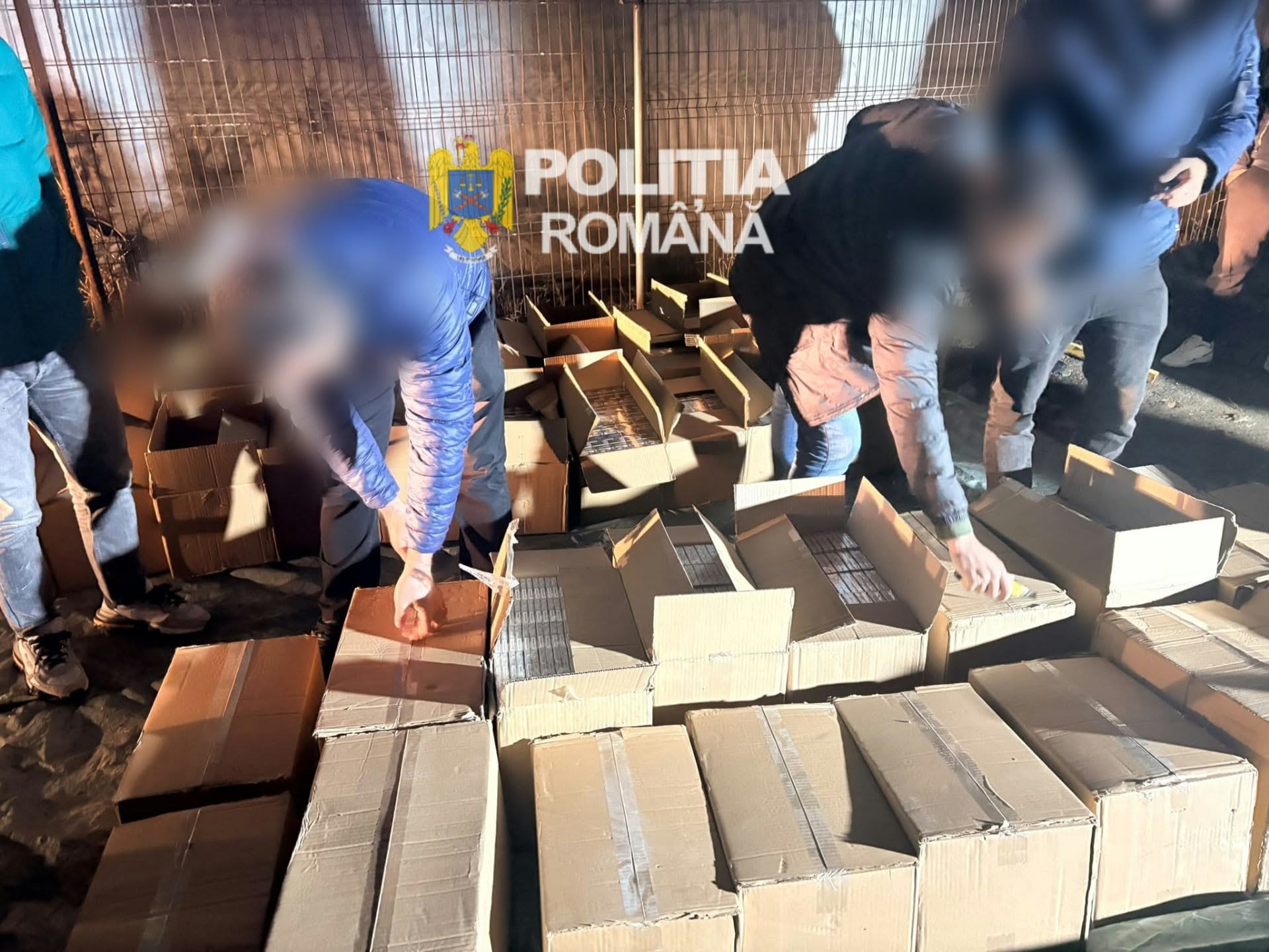 Țigări de contrabandă de aproape 700.000 de lei, confiscate în Dolj Țigări de contrabandă de aproape 700.000 de lei, confiscate în Dolj