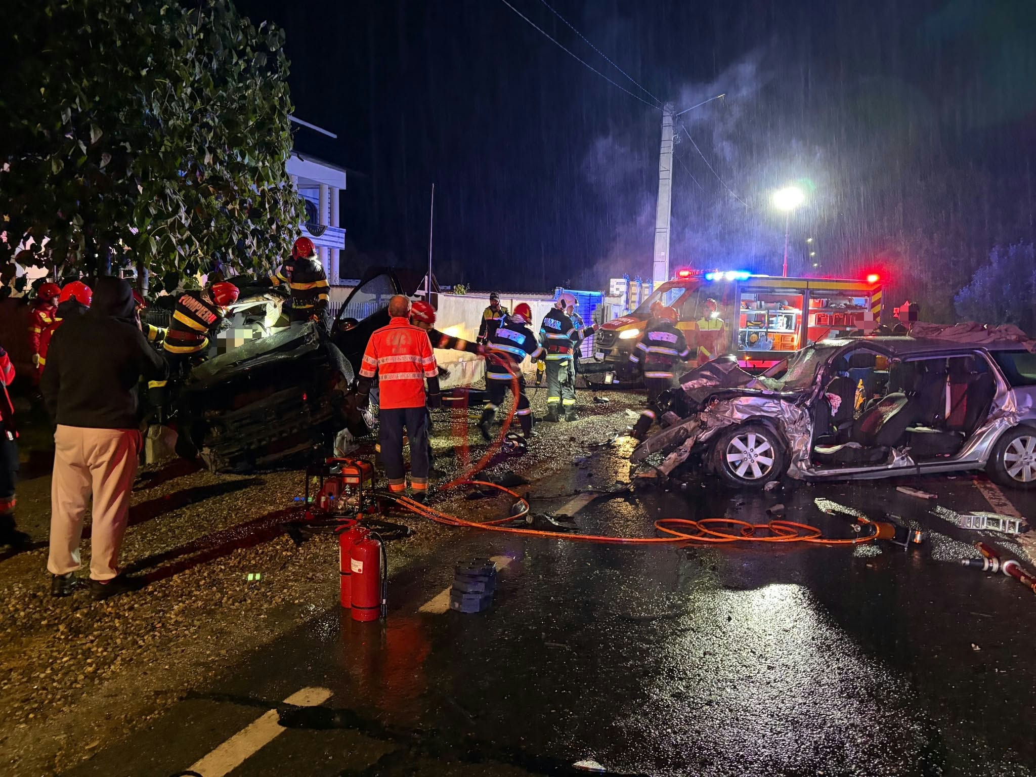 Tragedie pe DN 67, în Vâlcea! Trei tineri decedaţi, iar alte două persoane au fost grav rănite Tragedie pe DN 67, în Vâlcea! Trei tineri decedaţi, iar alte două persoane au fost grav rănite