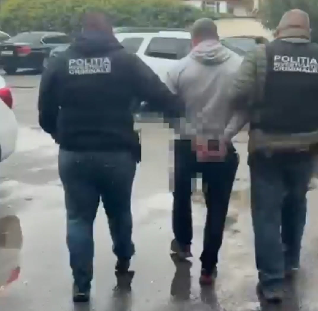 Bărbat din Craiova, reținut după ce ar fi încercat să sărute cu forța o tânără Bărbat din Craiova, reținut după ce ar fi încercat să sărute cu forța o tânără