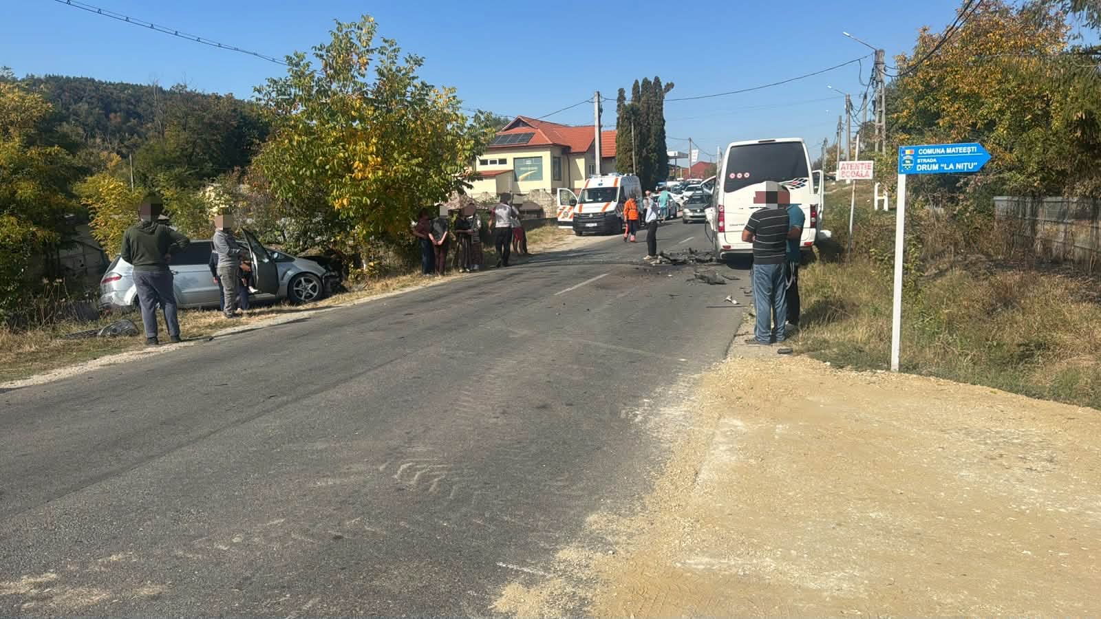 Plan roșu de intervenție în Vâlcea, după un accident cu 11 persoane implicate. Un autoturism a intrat pe contrasens și s-a ciocnit cu un microbuz Plan roșu de intervenție în Vâlcea, după un accident cu 11 persoane implicate. Un autoturism a intrat pe contrasens și s-a ciocnit cu un microbuz
