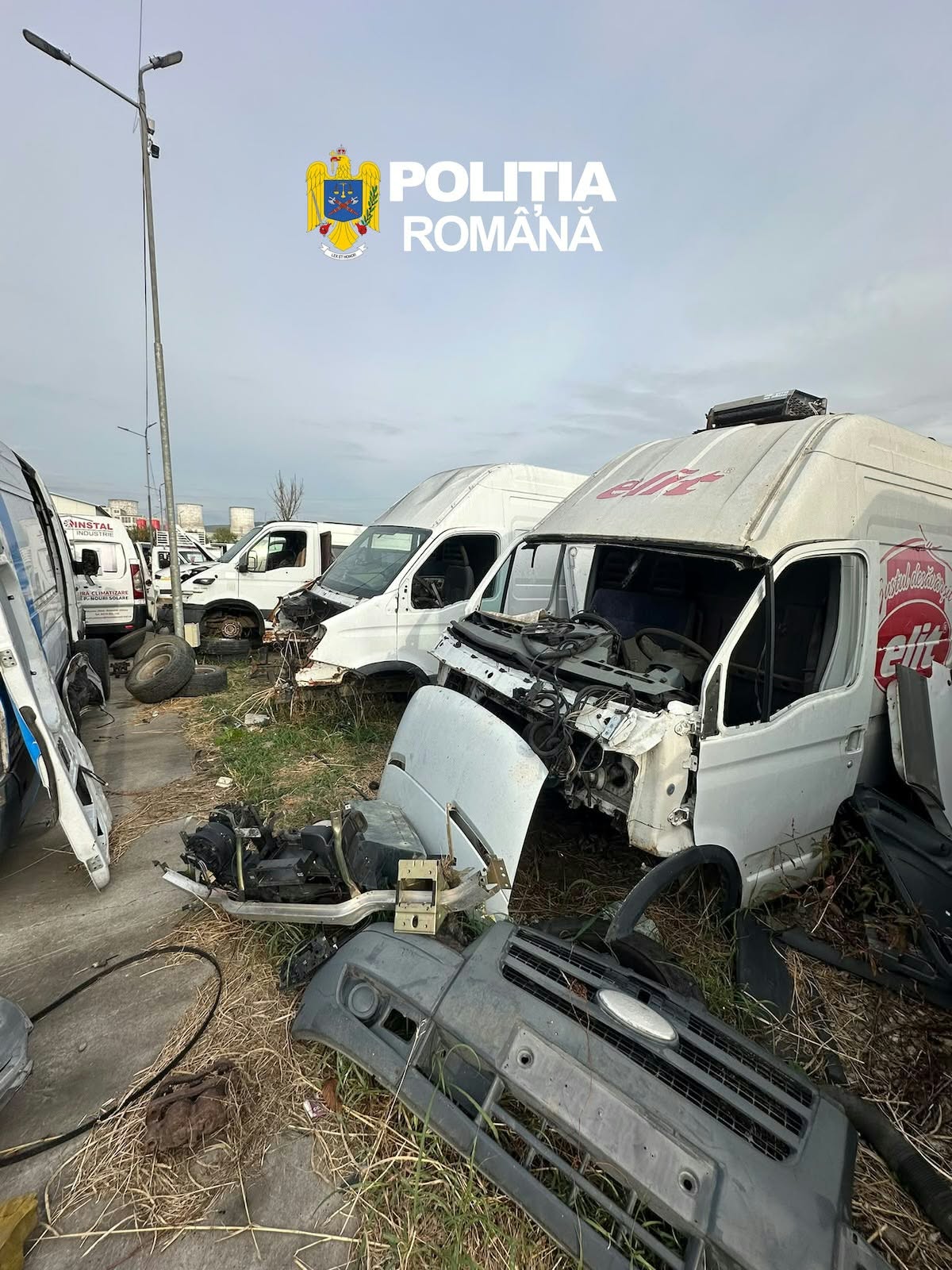 Aproape 20 de tone de deșeuri, descoperite pe un amplasament neautorizat din Râmnicu Vâlcea. Firmă amendată cu 10.000 de lei Aproape 20 de tone de deșeuri, descoperite pe un amplasament neautorizat din Râmnicu Vâlcea. Firmă amendată cu 10.000 de lei