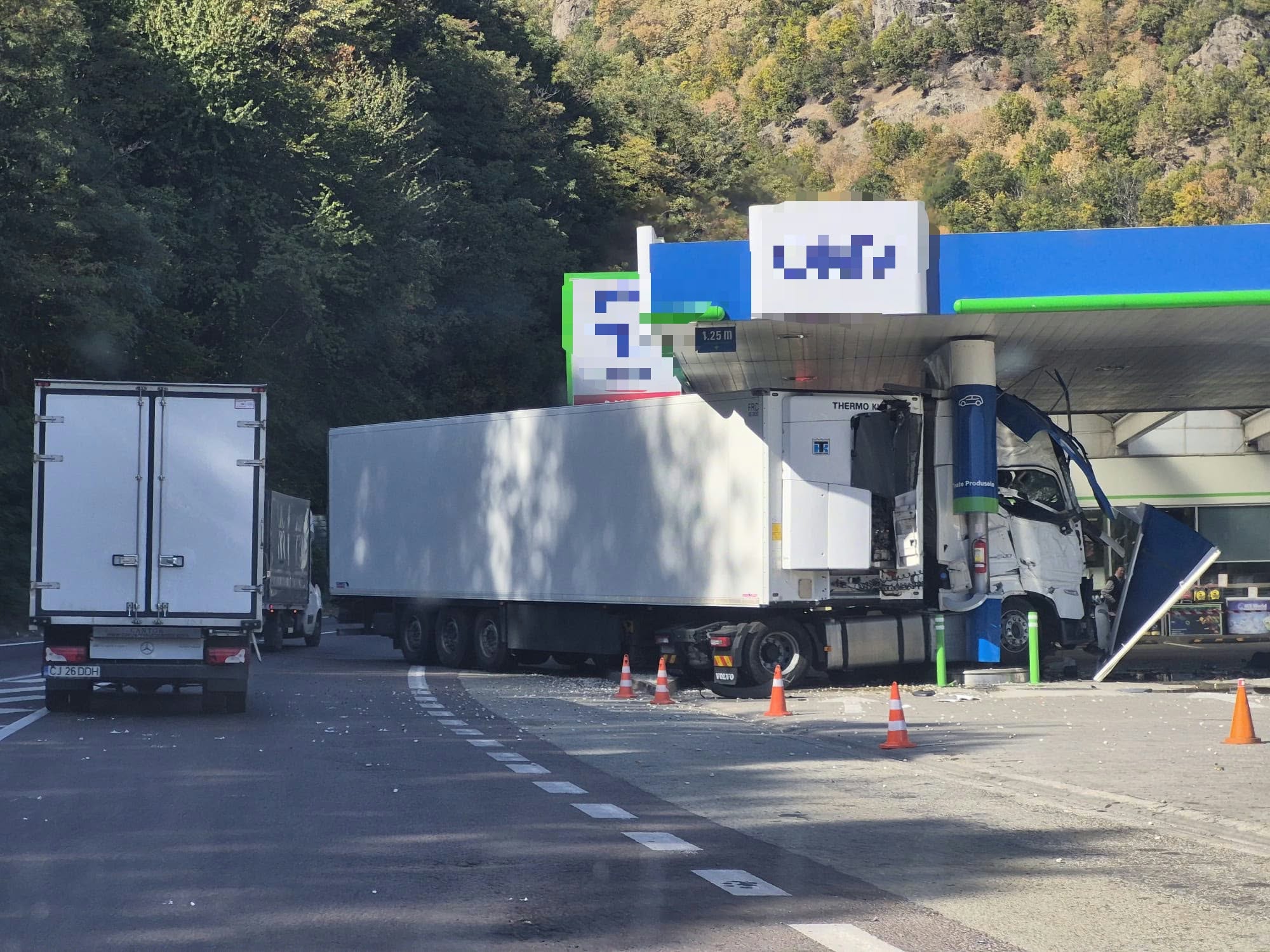 FOTO. TIR intrat într-o stație peco din Călimănești FOTO. TIR intrat într-o stație peco din Călimănești