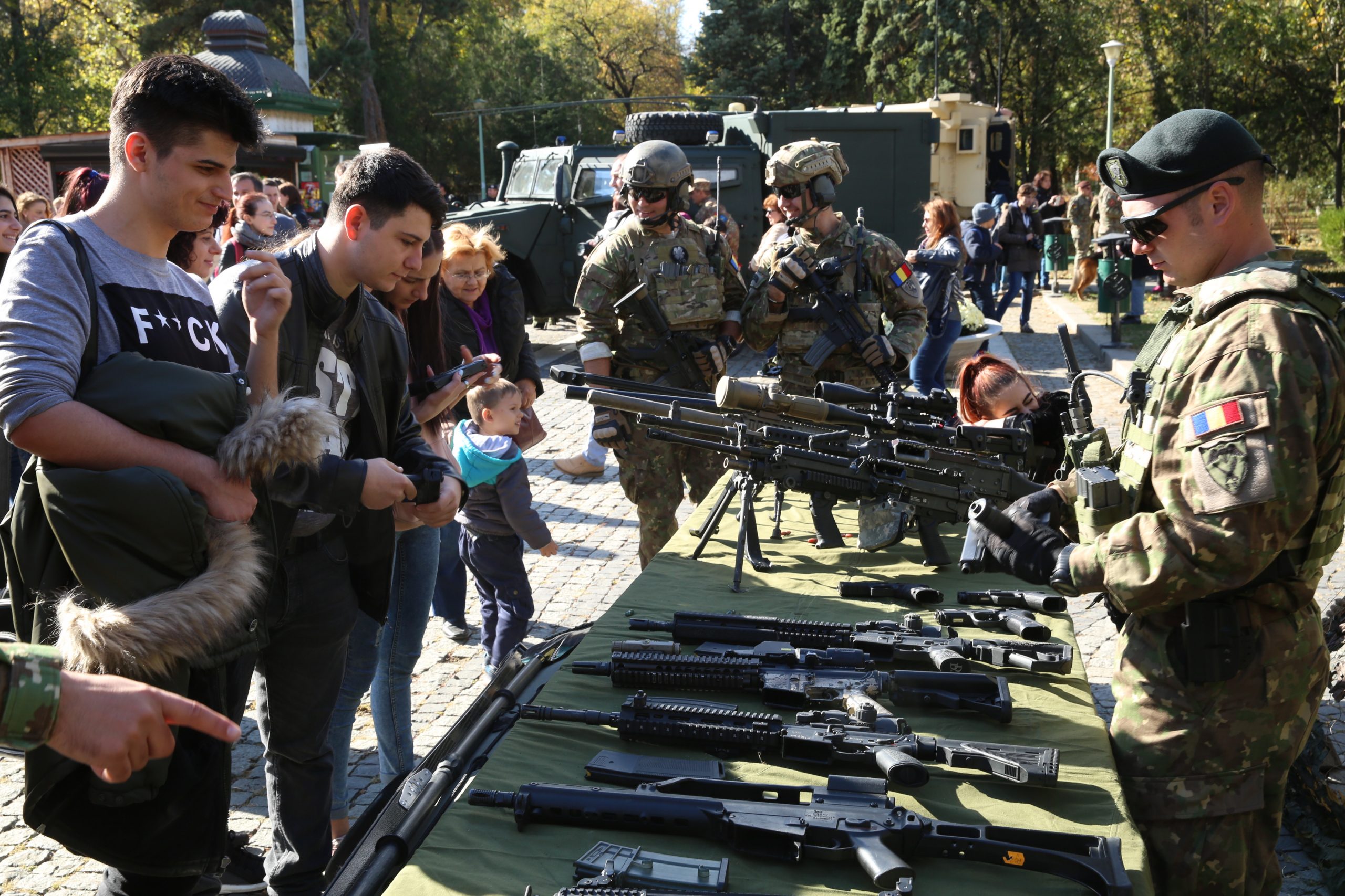 Ziua Armatei, sărbătorită printr-o expoziţie de tehnică militară în Parcul Tineretului din Slatina Ziua Armatei, sărbătorită printr-o expoziţie de tehnică militară în Parcul Tineretului din Slatina