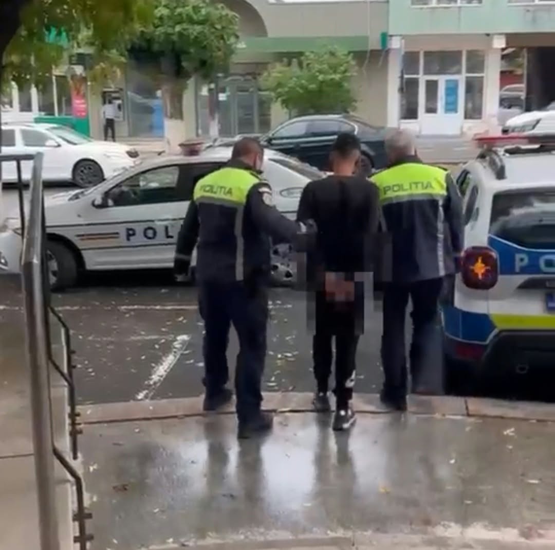 Tânăr arestat preventiv după ce a furat o mașină, s-a urcat la volan fără permis cu alcoolemie de 2,35 g/l, şi a intrat într-un gard Tânăr arestat preventiv după ce a furat o mașină, s-a urcat la volan fără permis cu alcoolemie de 2,35 g/l, şi a intrat într-un gard