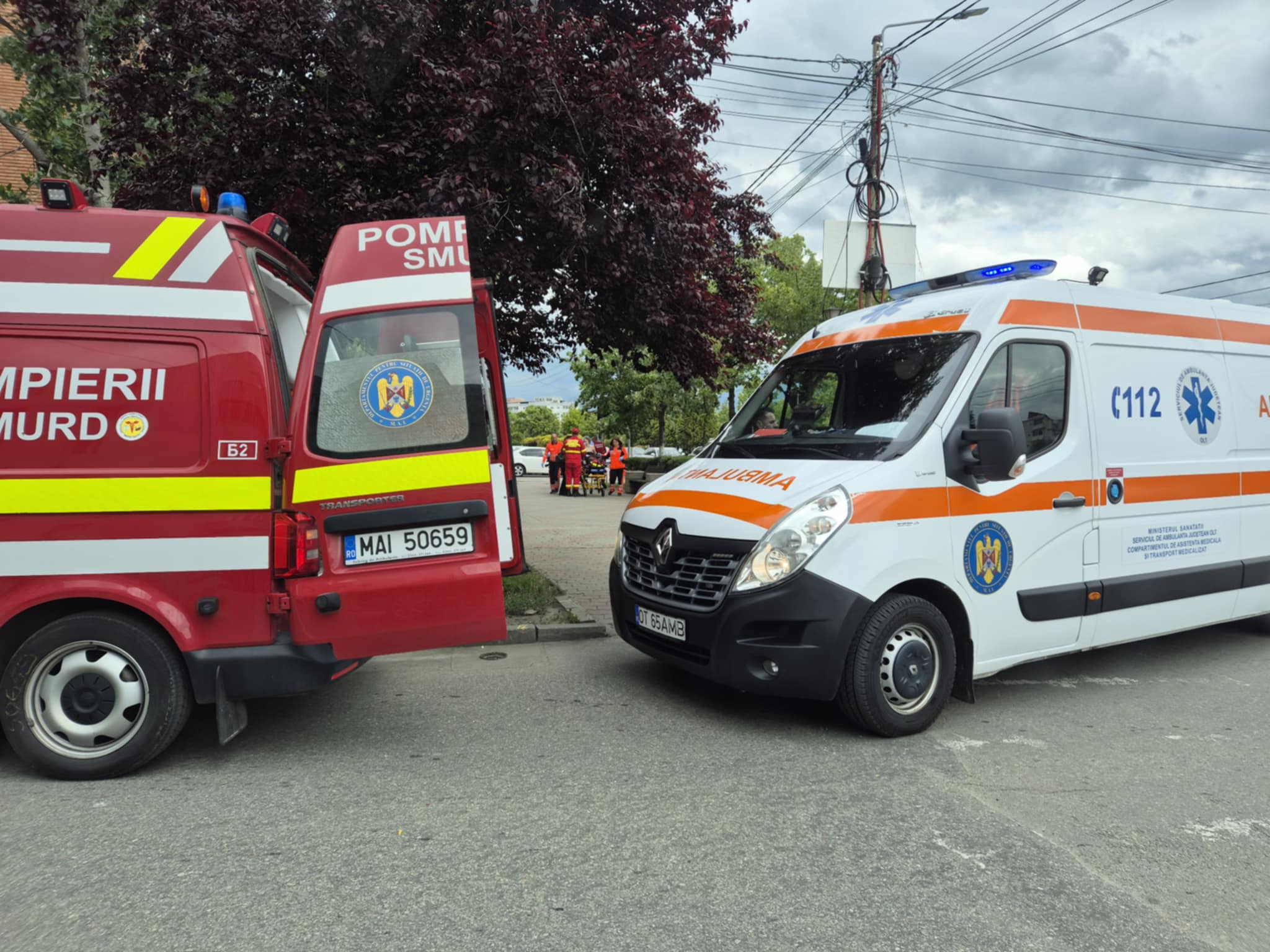 Un bărbat din Olt a furat o mașină în care se afla un minor și a intrat cu ea într-un cap de pod. Copilul, transportat la spital Un bărbat din Olt a furat o mașină în care se afla un minor și a intrat cu ea într-un cap de pod. Copilul, transportat la spital