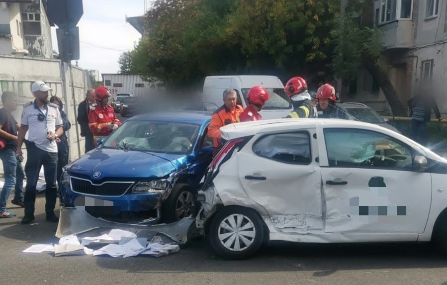 Accident în Craiova, pe fondul neacordării de prioritate. Două persoane la spital