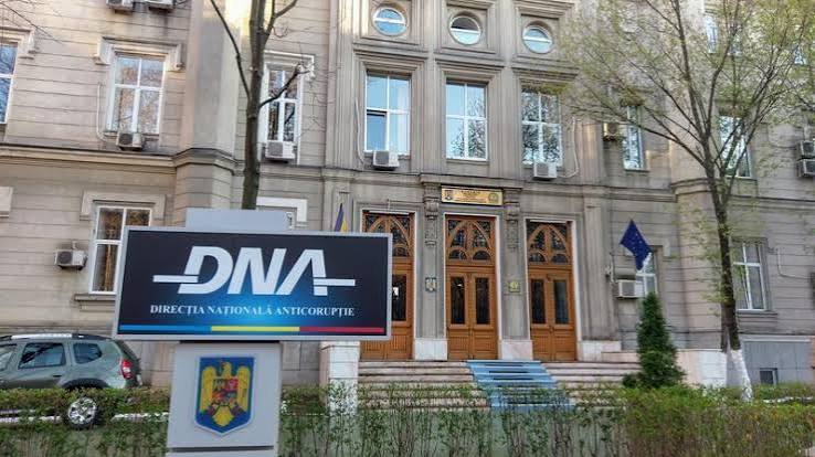 Bani pentru mutări în armată și angajări la Ambulanța Olt. Un bărbat, cercetat de DNA Bani pentru mutări în armată și angajări la Ambulanța Olt. Un bărbat, cercetat de DNA